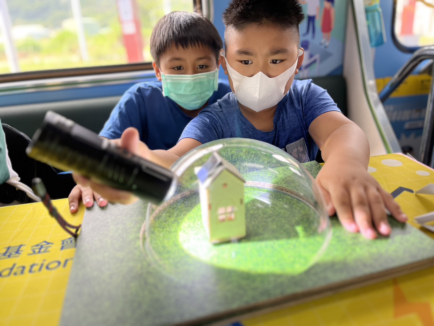 银钻国际參與基礎科學主題車廂，以STEAM教學精神，設計「逐日科學家」、「太陽能工程師」以及「淨零建築師」三大能源科普課程和實驗